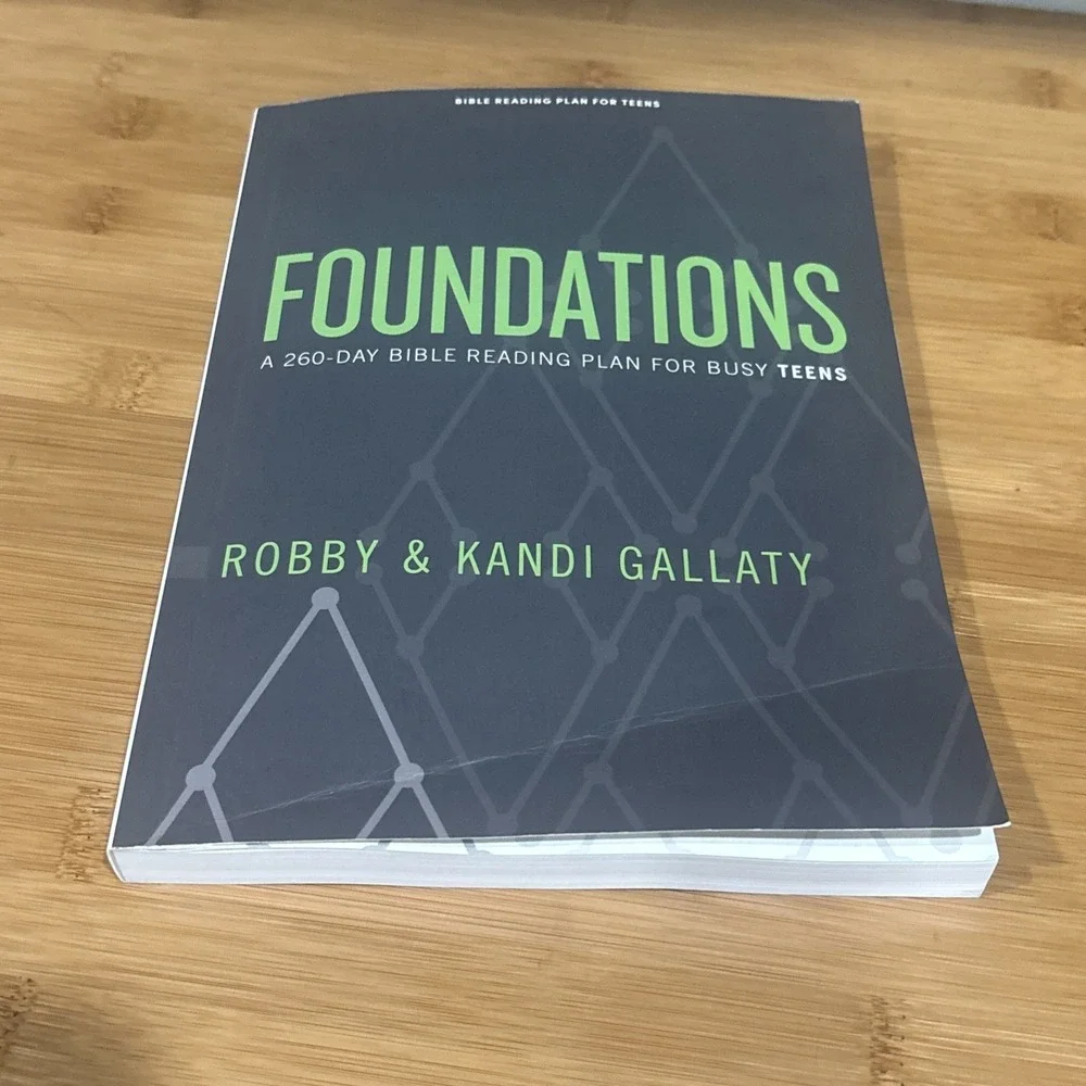 Foundations - Teen Devotional: A 260-Day‎ Bible Reading Plan for Busy Teens